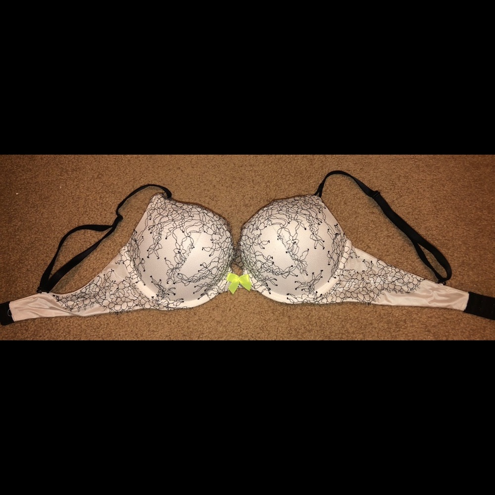 NWOT Victoria’s Secret bombshell Plunge bra! 💛
